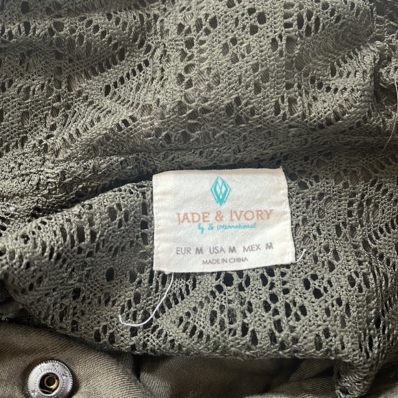 Jade and ivory jacket - Picture 2 of 4